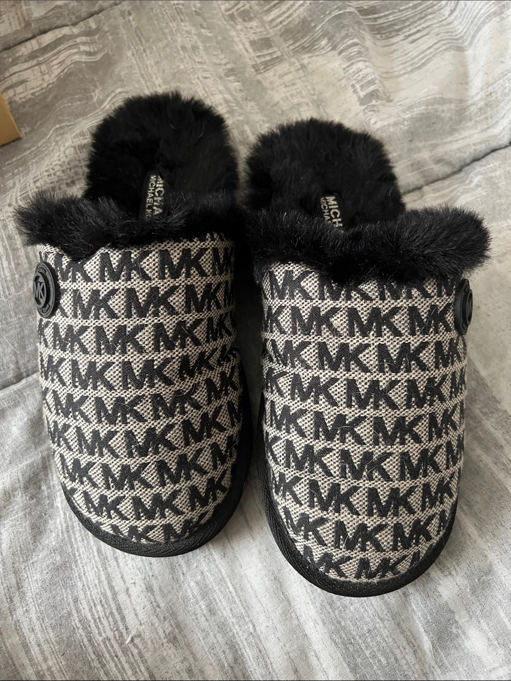 Michael Kors Black and Cream womens Logo Faux-Fur Slide Slippers